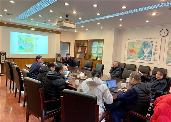 會議室里的人們 描述已自動生成