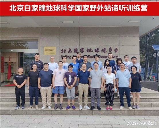 一群人站在店的招牌 描述已自動生成