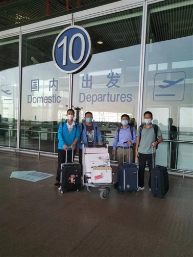 一群人站在巴士前 中度可信度描述已自動(dòng)生成