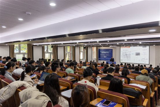 會議室里的人們 描述已自動生成