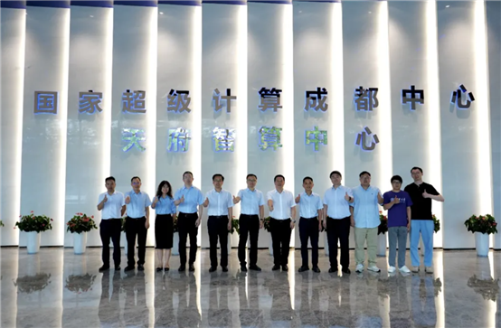 一群人站在一起 低可信度描述已自動(dòng)生成